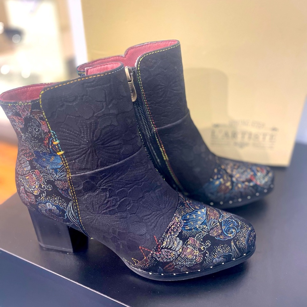 L’Artiste Embroidered booties never worn, great w denim or any special outfit